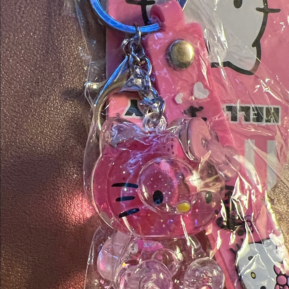 Hello Kitty Liquid Keychain with Wrist Strap - Picture 5 of 6